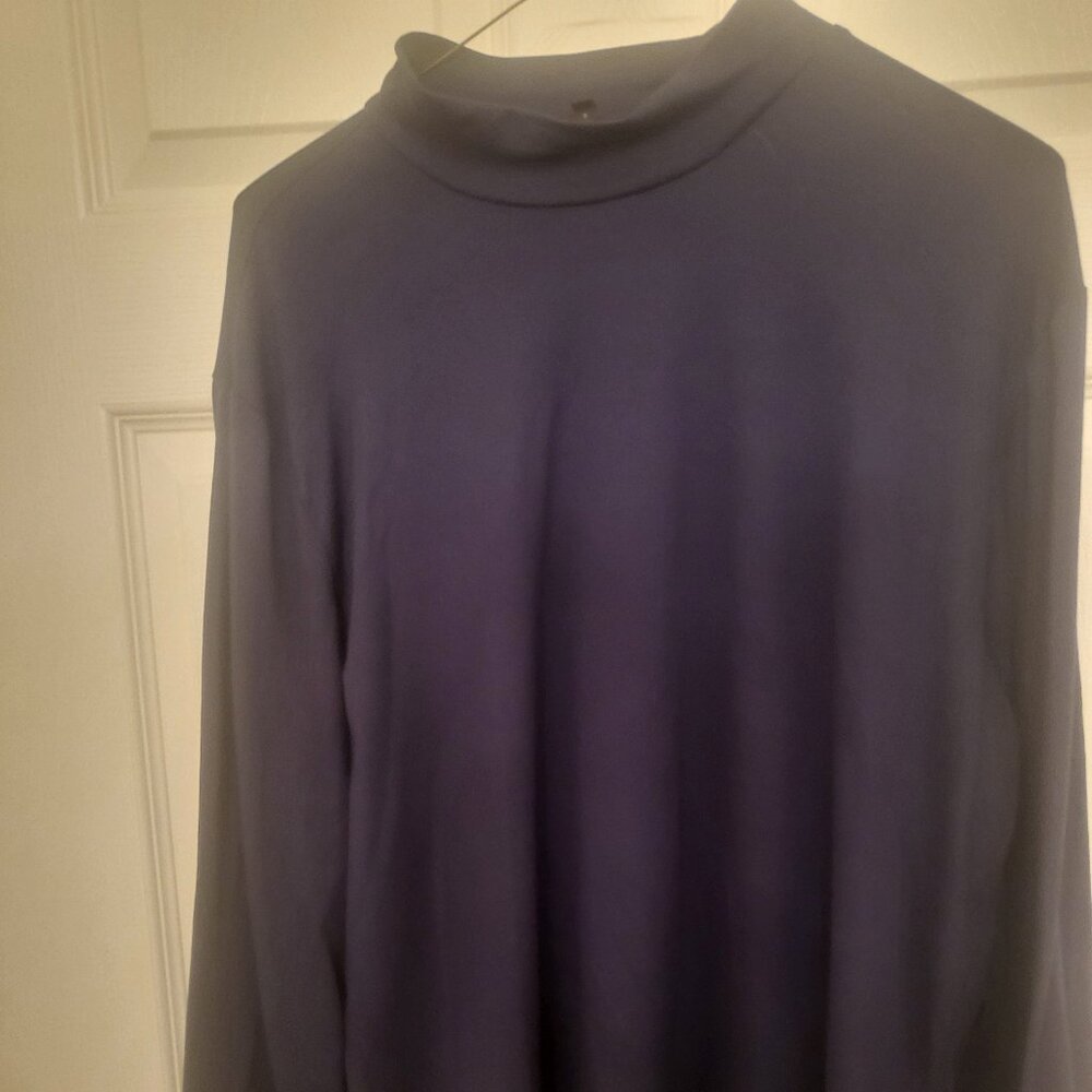 Under armour longsleeved t-shirt (medium, navy), great condition! $20